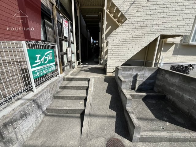 物件外観写真2　(落ち着いたエントランスです)