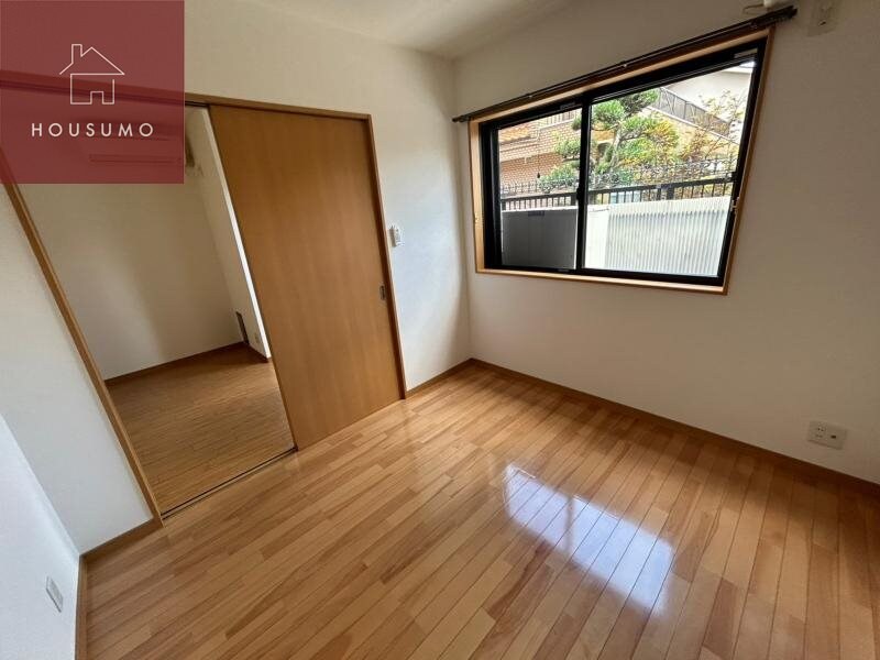 物件内観写真8　(落ち着いた色調の寝室です)