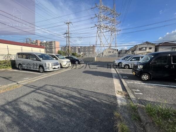 物件外観写真2　(駐車場完備です)