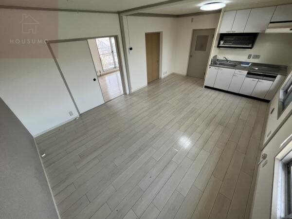 物件内観写真4　(こちらのリビングで趣味の時間をお楽しみください)