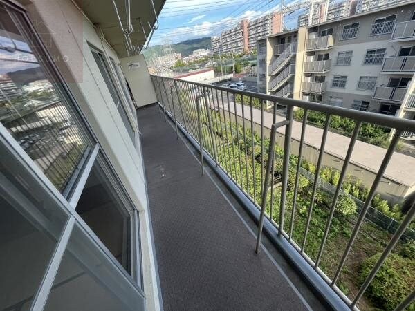 物件内観写真12　(外からの目が気にならないバルコニーで洗濯物が干せます)