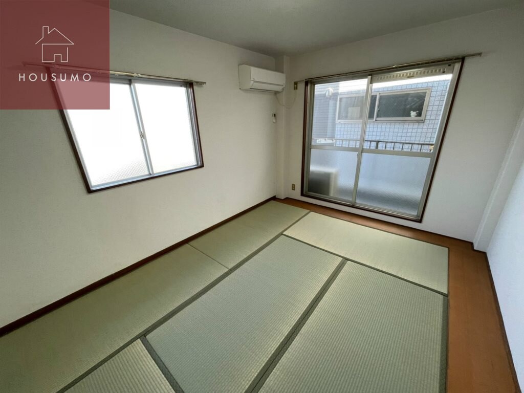 物件内観写真5　(こちらの居間で趣味の時間をお楽しみください)