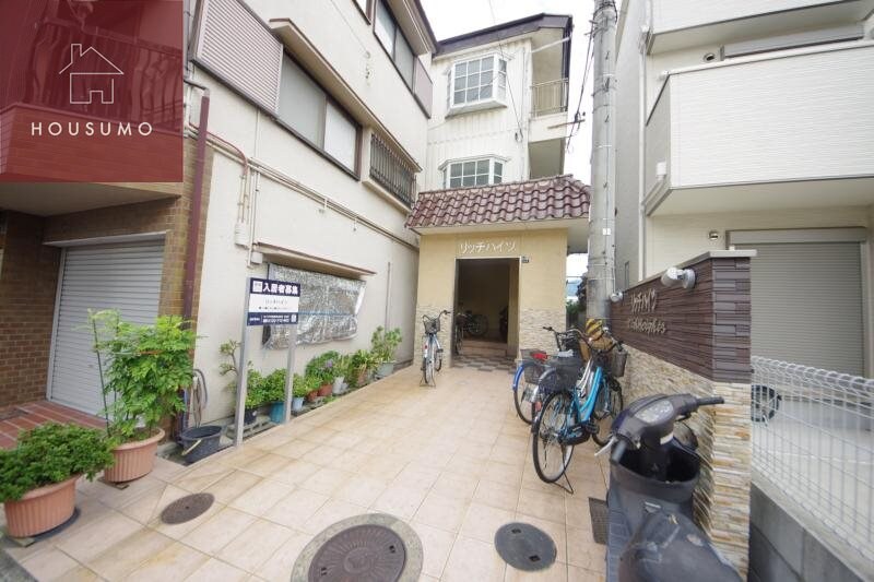 物件外観写真3　(ゆとりのあるエントランスです)