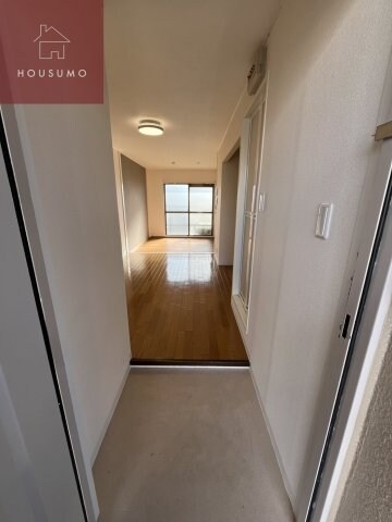 物件内観写真9　(ゆったりとした玄関です)