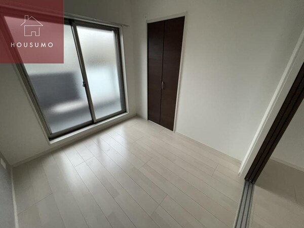 居室(落ち着いて過ごせるお部屋なので、寝室にいかがでしょうか)