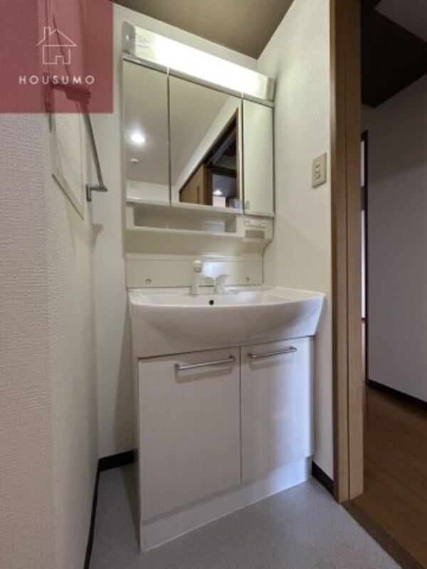 独立洗面台(独立洗面台あり、毎朝おしゃれに忙しい女性の方におすすめです)
