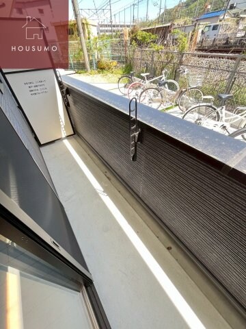 物件内観写真12　(開放的で明るい空間を演出してくれるバルコニーです)