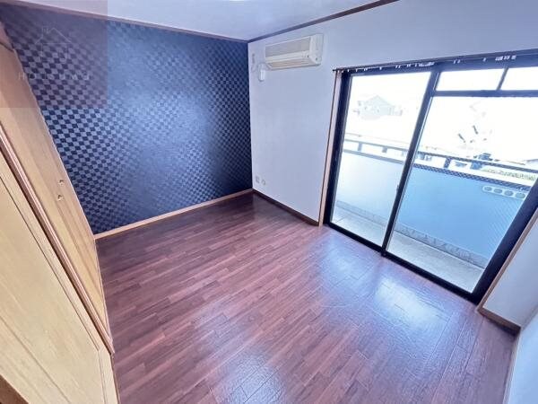 物件内観写真5　(こちらのリビングで趣味の時間をお楽しみください)