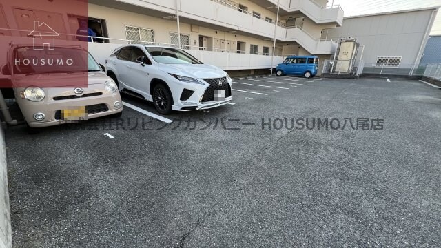 物件外観写真2　(駐車スペースもあります)