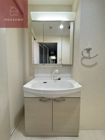 物件内観写真9　(独立洗面台、小物を置くことができて便利です)