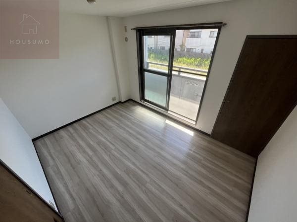 物件内観写真7　(開放的な寝室です)