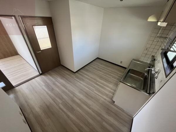 物件内観写真23　(こちらのリビングで趣味の時間をお楽しみください)