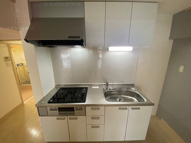 物件内観写真20　(独立洗面台、小物を置くことができて便利です)