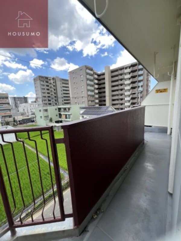 バルコニー(バルコニーからの眺めを楽しみながら食事をしませんか)