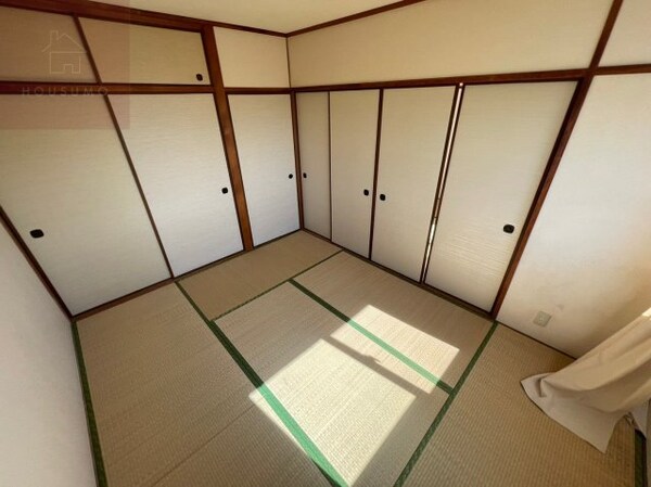 寝室(落ち着いて過ごせるお部屋なので、寝室にいかがでしょうか)