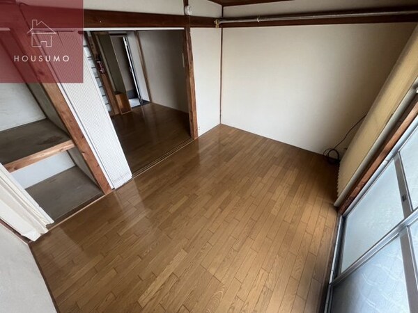 寝室(落ち着いた色調の寝室です)