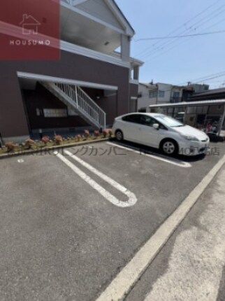 物件外観写真2　(車をお持ちの方に嬉しい駐車場付きの物件です)