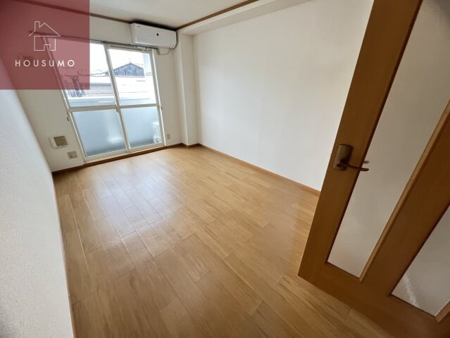 物件内観写真4　(リビングです)