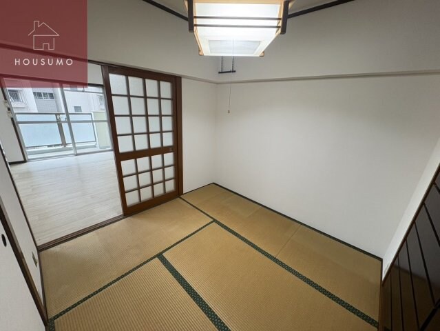 物件内観写真8　(開放的な寝室です)