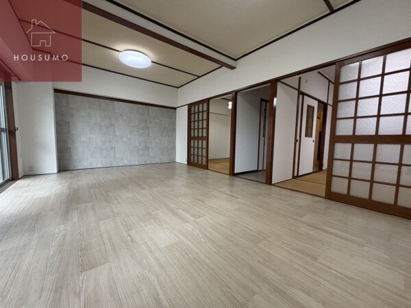洋室(キッチンでお料理をお楽しみください)