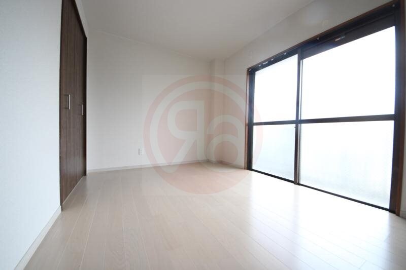 物件内観写真27　(広々とした洋室です)