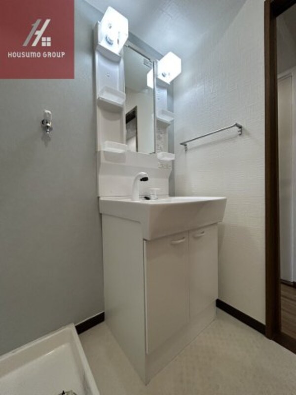 独立洗面台(落ち着いた色調のトイレです)