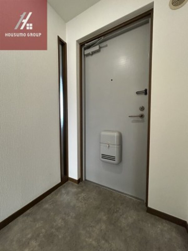 玄関(開放的で明るい空間を演出してくれるバルコニーです)