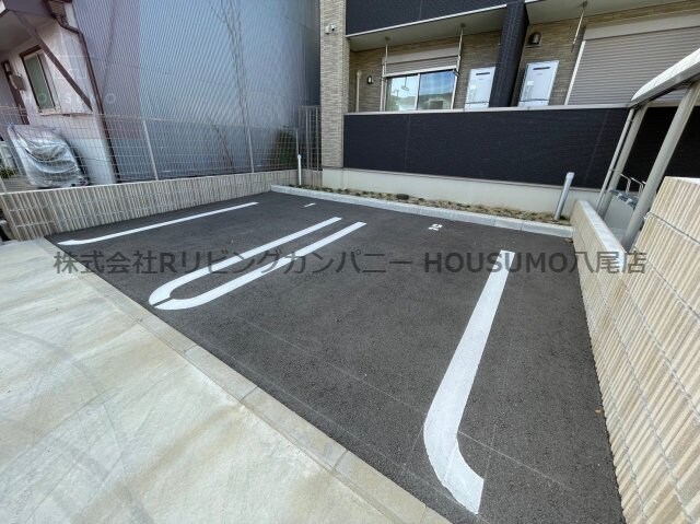 物件外観写真3　(車をお持ちの方に嬉しい駐車場付きの物件です)
