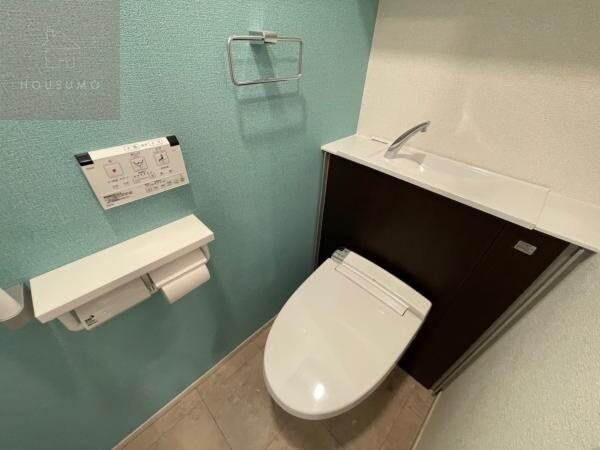 物件内観写真9　(ゆったりとした空間のトイレです)