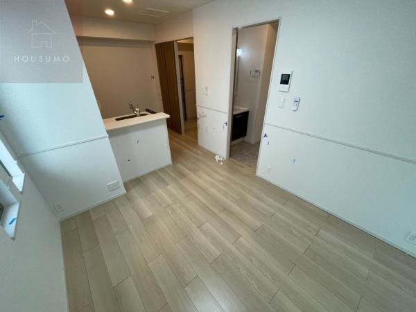 物件内観写真24　(こちらのリビングで趣味の時間をお楽しみください)