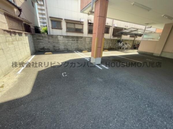 駐車場(車をお持ちの方に嬉しい駐車場付きの物件です)