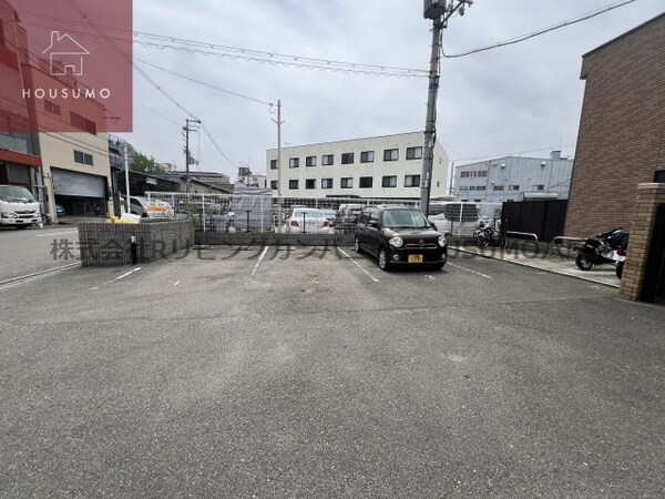 駐車場(車をお持ちの方に嬉しい駐車場付きの物件です)