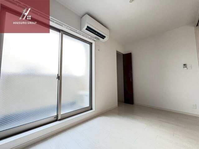 物件内観写真7　(明るい洋室です)