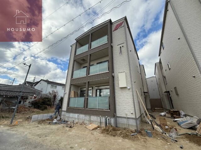 物件外観写真3　(ゆとりのあるエントランスです)