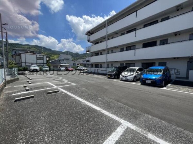 物件外観写真2　(車をお持ちの方に嬉しい駐車場付きの物件です)
