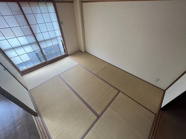 和室(畳の上でゆっくりとくつろげる和室です)