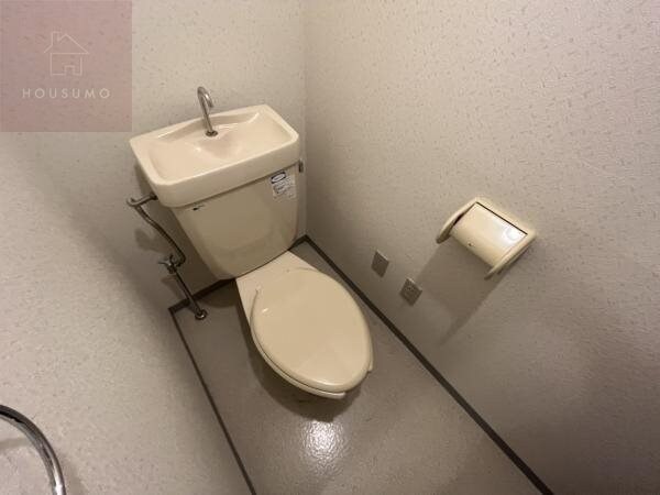 トイレ(落ち着いた色調のトイレです)