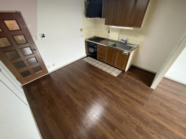 物件内観写真25　(こちらの居間で趣味の時間をお楽しみください)