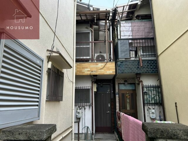 物件外観写真2　(ゆとりのあるエントランスです)