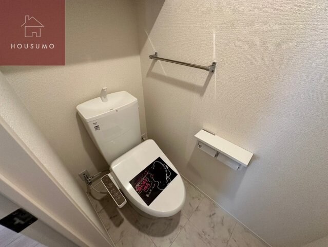 物件内観写真8　(ゆったりとした空間のトイレです)