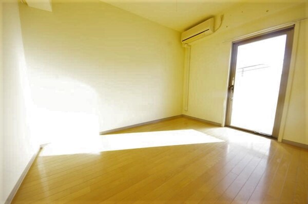 寝室(落ち着いて過ごせるお部屋なので、寝室にいかがでしょうか)