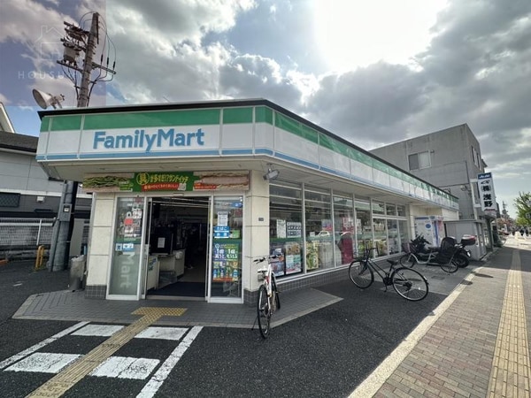 周辺環境(ファミリーマート 八尾南本町一丁目店 111m)