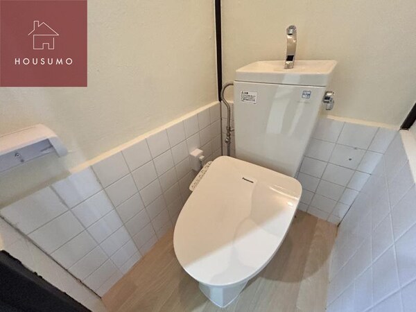 トイレ(落ち着いた色調のトイレです)