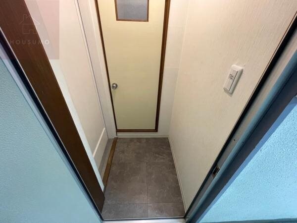 物件内観写真9　(収納もある玄関です)