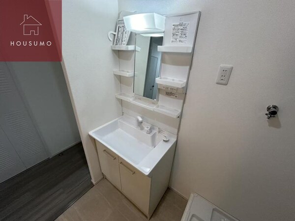独立洗面台(独立洗面台、小物を置くことができて便利です)