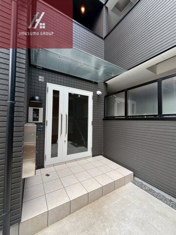 物件外観写真2　(ゆとりのあるエントランスです)