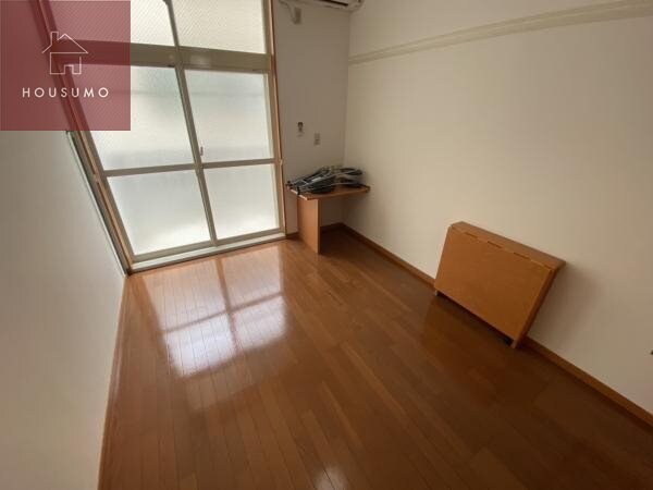 物件内観写真4　(ゆったりとした居間です)