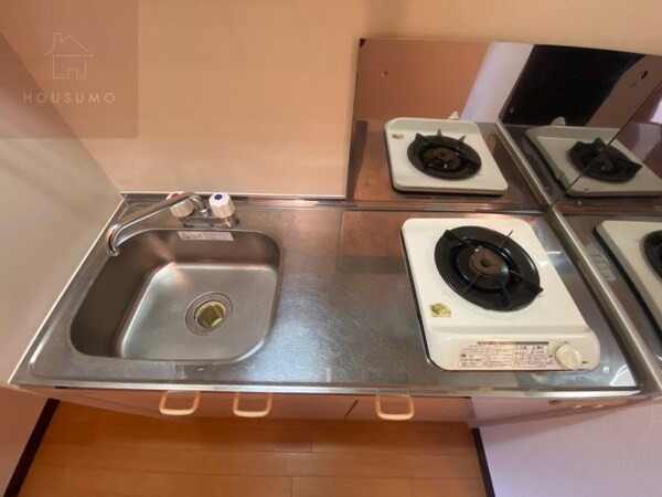 キッチン(個人の部屋や寝室として使える洋室です)