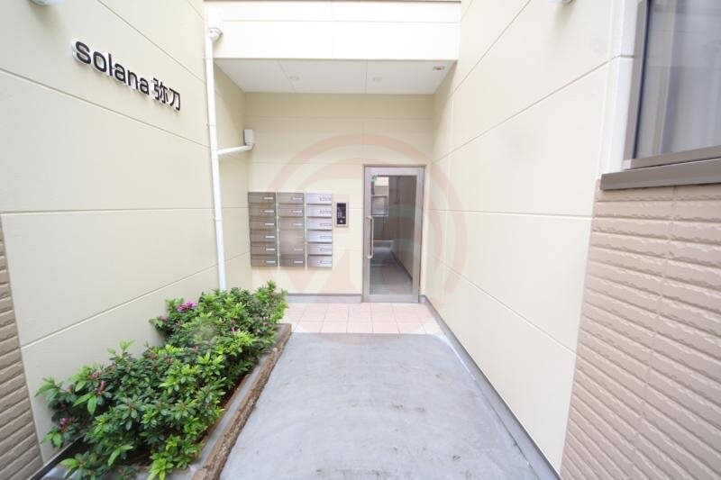 物件外観写真2　(清潔なエントランスです)