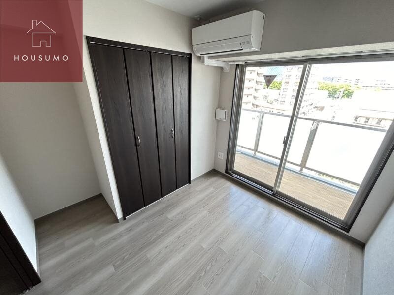 物件内観写真6　(落ち着いた色調の寝室です)